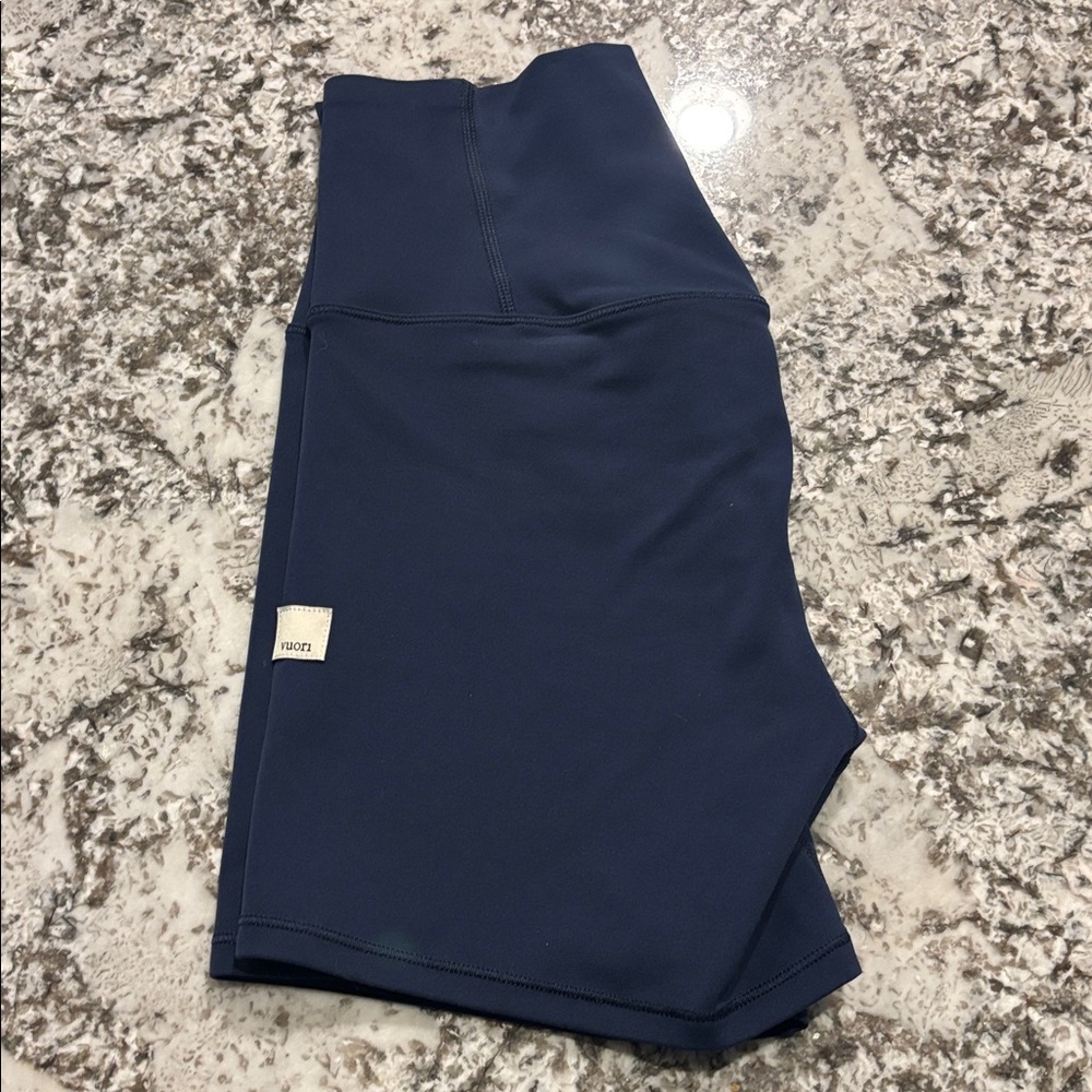 NWOT Vuori All The Feels Short 4”